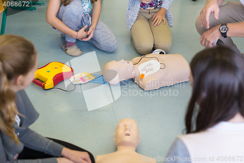 Image of First aid resuscitation course using AED.