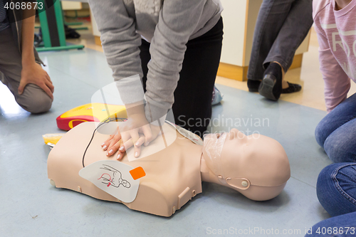 Image of First aid resuscitation course using AED.