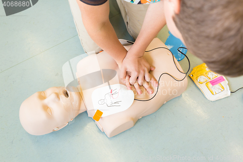 Image of First aid resuscitation course using AED.