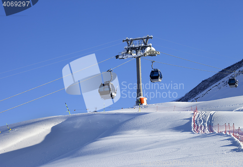 Image of Gondola lift and off-piste slope with new-fallen snow on ski res