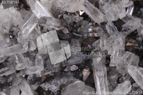 Image of white rock-crystal with galenite background