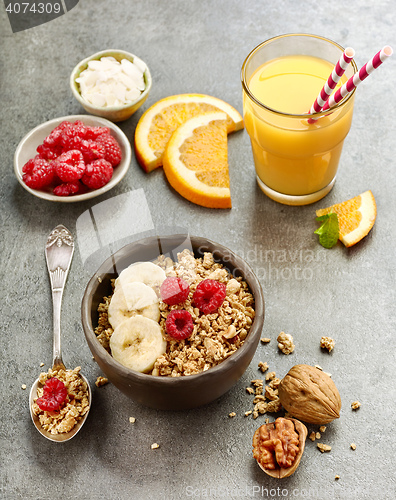 Image of bowl of muesli with fresh berries and banana