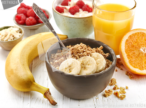 Image of bowl of muesli with banana