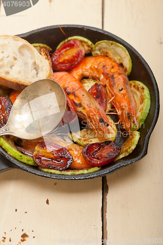 Image of roasted shrimps with zucchini and tomatoes