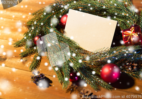 Image of natural green fir wreath with note on wooden board