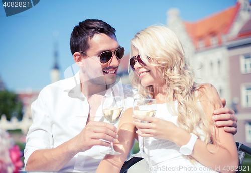 Image of couple drinking wine in cafe