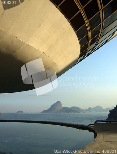 Image of Oscar Niemeyer’s Niterói Contemporary  Art Museum and Sugar Loaf