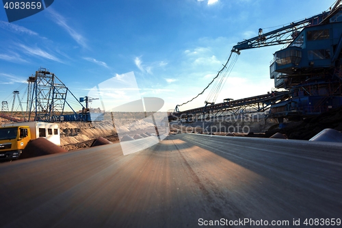 Image of Long conveyor belt transporting ore