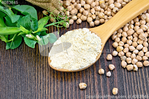 Image of Flour chickpeas in spoonful with peas on board