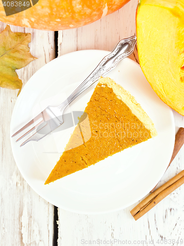 Image of Pie pumpkin in plate on board top