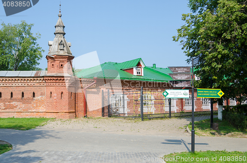 Image of Sergiev Posad - August 10, 2015: the intersection with the pointer in the red wall extending from retail shops around Pafnutevskom garden at the Trinity-Sergius Lavra