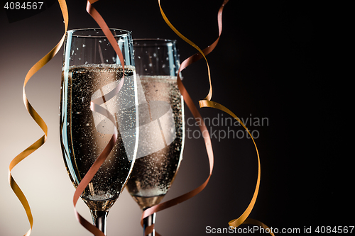 Image of Two wineglasses with sparkling champagne and decorative ribbons