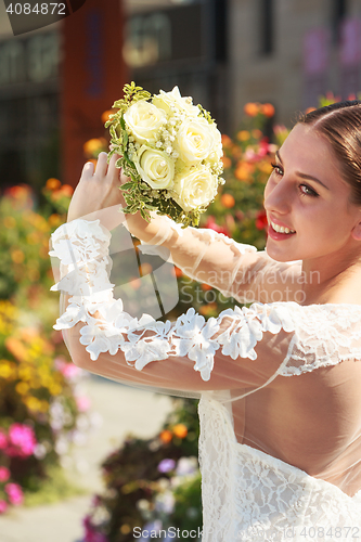 Image of To the bride&#39;s bouquet toss to the friends ready