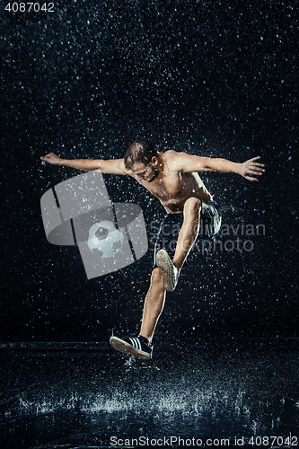 Image of Water drops around football player