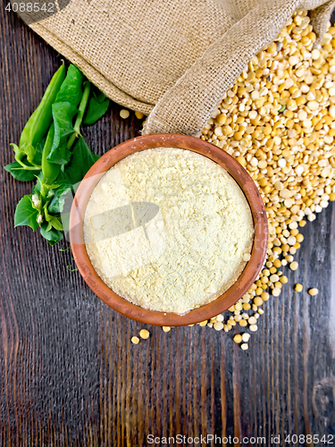 Image of Flour pea in bowl on board top