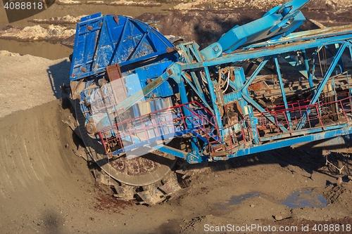 Image of Long conveyor belt transporting ore