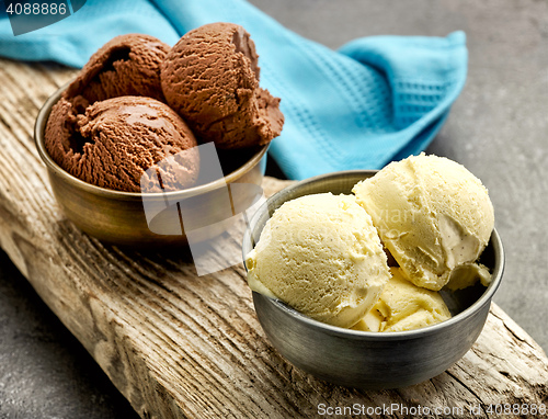 Image of vanilla and chocolate ice cream