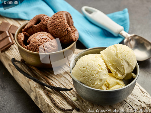 Image of vanilla and chocolate ice cream