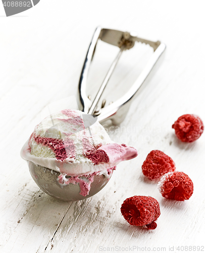 Image of Vanilla and raspberry ice cream