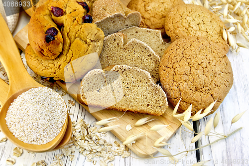 Image of Bread and biscuits oat with bran on board