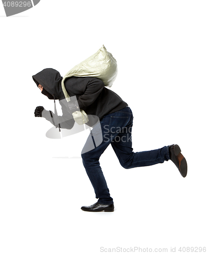 Image of Thief runs with gray bag