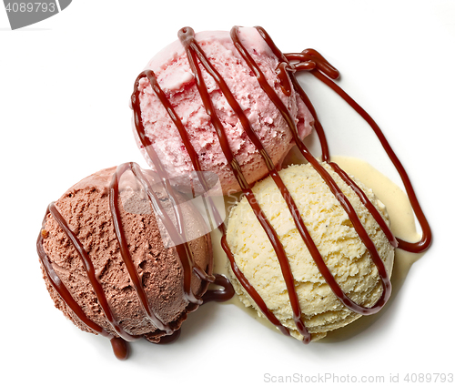 Image of various ice cream balls with chocolate sauce