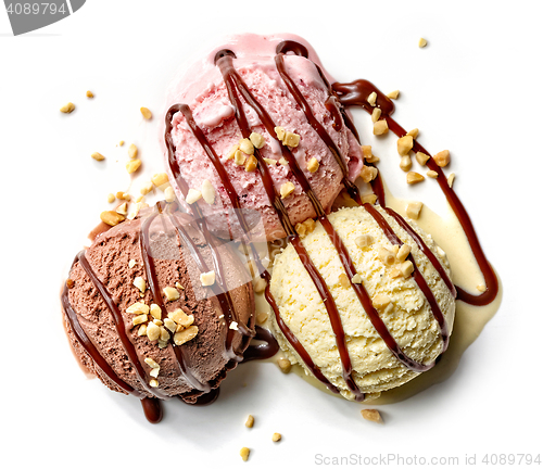 Image of various ice cream balls with chocolate sauce