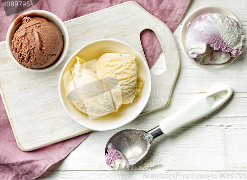 Image of three bowls of various ice creams