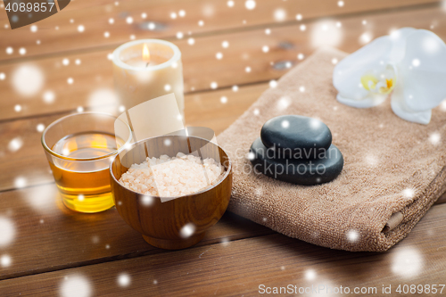 Image of himalayan pink salt with honey and bath towel