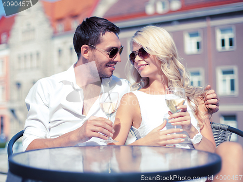 Image of couple drinking wine in cafe