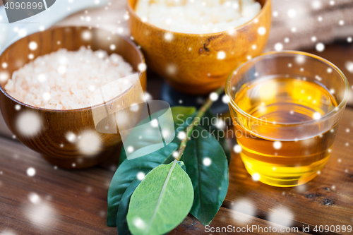 Image of honey in glass with himalayan pink salt on wood