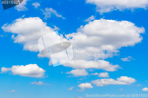 Image of ?loud in shape of heart in blue sky