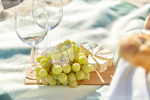 Image of picnic with wine glasses and food on beach