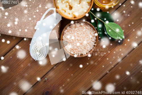 Image of himalayan salt with brush and towel