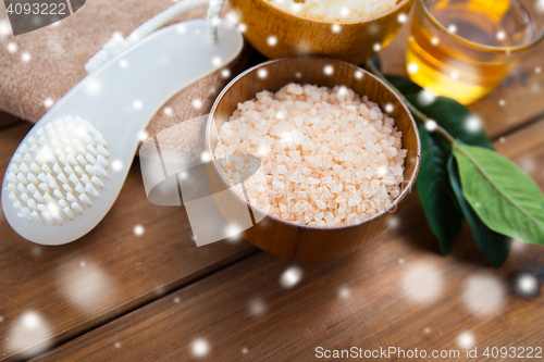 Image of himalayan pink salt with brush on wood