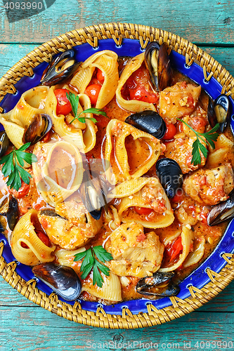 Image of seafood sauce and mussels