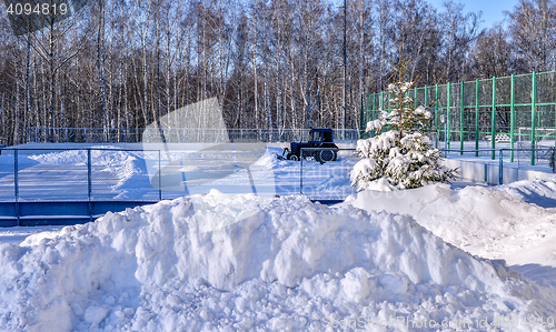 Image of Removing snow from the pitch