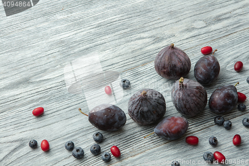 Image of Fresh figs and blueberries