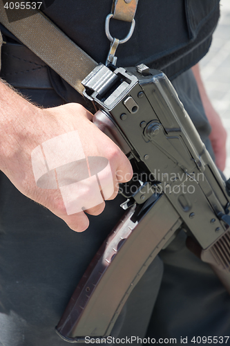 Image of Ukrainian soldier with machine gun.