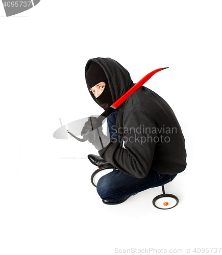 Image of Burglar going with lock pick