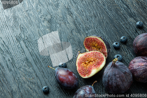 Image of Fresh figs and blueberries