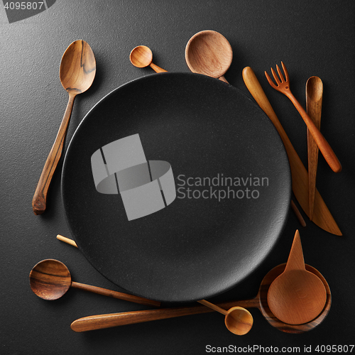 Image of setting empty plate and wooden cutlery