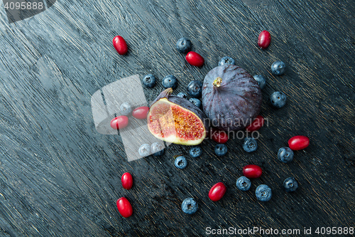 Image of Fresh figs and blueberries