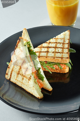 Image of grilled salmon sandwich with juice.