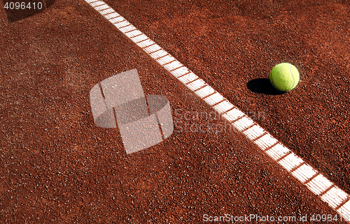 Image of tennis ball on a tennis court