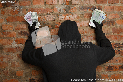 Image of Cracker with money in hand