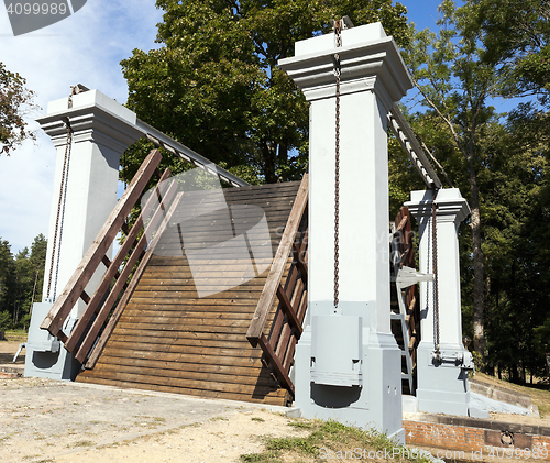 Image of old leaking dam