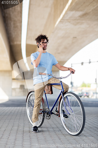 Image of man with smartphone and fixed gear bike on street