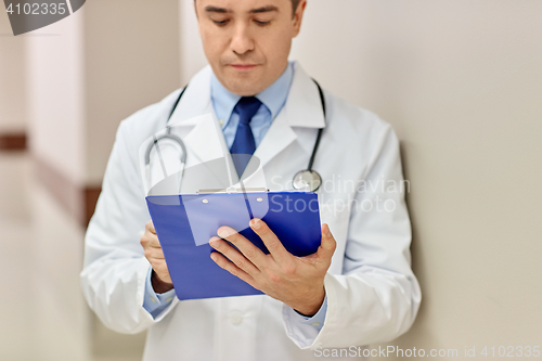 Image of close up of doctor with clipboard at hospital