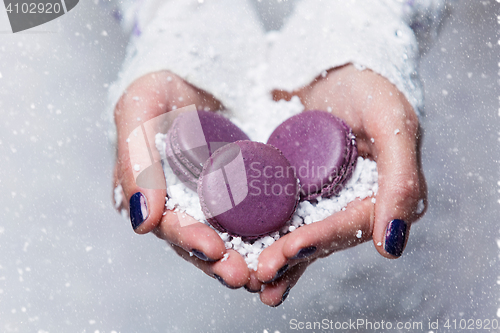 Image of Bride hands with macarons